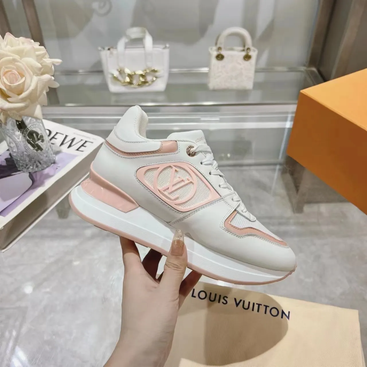 [L Family] P: 760💰Size 35-42 for women, 39-46 for men, (41.42 for women, 45.46 for men, customized) .LV Donkey Brand 🔥🔥LOUIS VUITTON Louis Vuitton's official website synchronizes the 2025 autumn and winter couple's models, which are now on the market, this Neo Run Away sneakers are inspired by running shoes, integrating LV's iconic must-have shoes into the trend. This version is a 1:1 replica of the original version. It is made of two-tone calfskin to highlight its simple lines and unique wedge outsole. Key details include the LV initials on the side and an engraved gold heel stabilizer on the back plus a 2cm hidden insole.